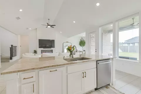 Kitchen - 26923 Longwood Ledge Dr, Spring, TX 77389 photo 5 of 5