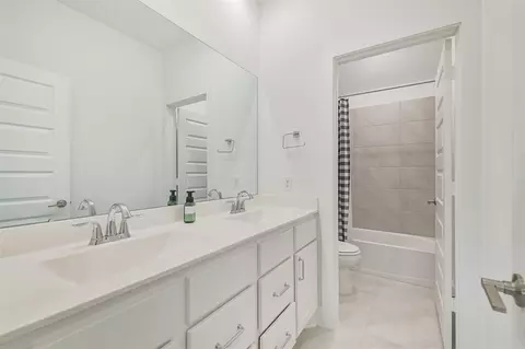 Bath - 26923 Longwood Ledge Dr, Spring, TX 77389 photo 3 of 3