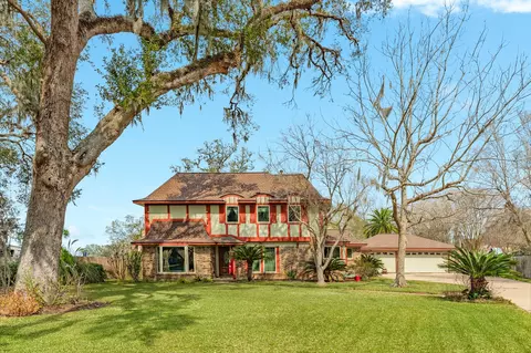 304 Arrowwood St, Lake Jackson, TX 77566