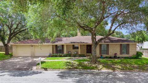 113 Suffolk Ln, Hallettsville, TX 77964