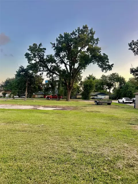 348 Hinken St, Clute, TX 77531