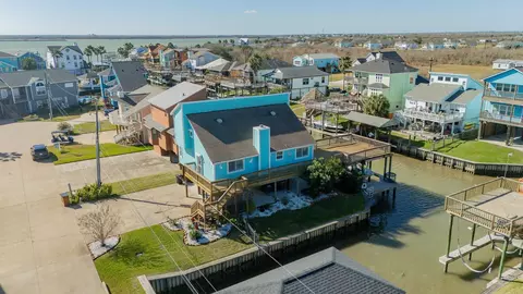 1210 Island Dr, Dickinson, TX 77539