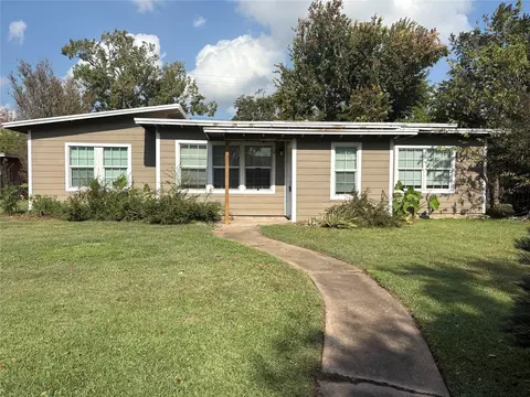 1622 W 9th St, Freeport, TX 77541