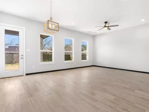 Living - 209 Silverleaf St, Sweeny, TX 77480 photo 2 of 4