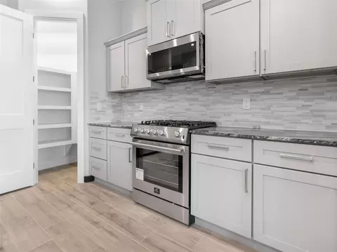 Kitchen - 209 Silverleaf St, Sweeny, TX 77480 photo 6 of 10