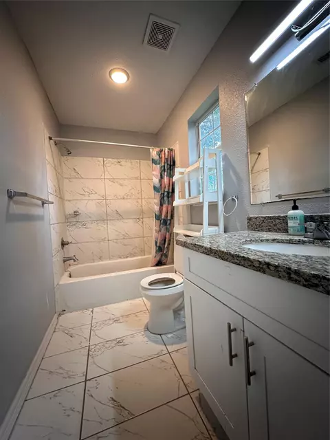 Bath - 4802 Eppes St, Houston, TX 77021 photo 1 of 4