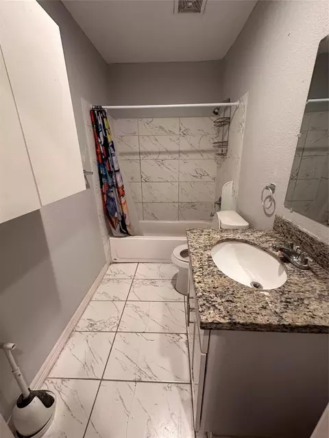 Bath - 4802 Eppes St, Houston, TX 77021 photo 3 of 4