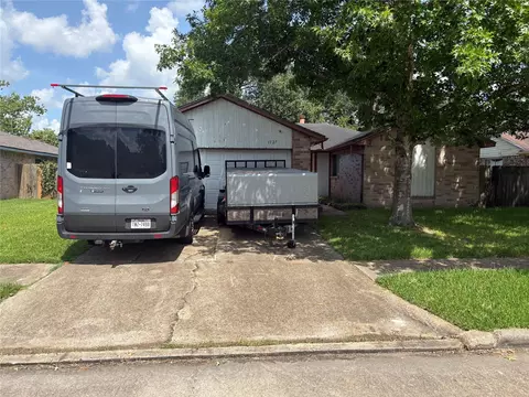 1127 W Brompton Dr, Pearland, TX 77584