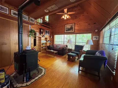 190 Woodpecker Dr, Livingston, TX 77351