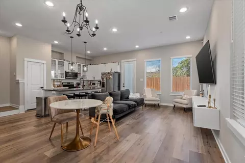 6721 Parker Oaks Ln, Houston, TX 77076