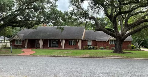 2310 Oak Dr, Bay City, TX 77414