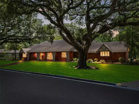 2310 Oak Dr, Bay City, TX 77414