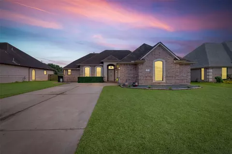 105 Wisteria St, Richwood, TX 77531