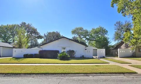 10611 Deerwood Rd, Houston, TX 77042