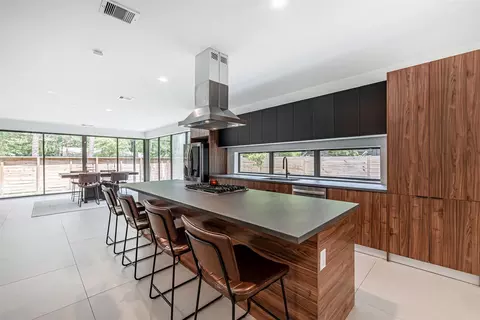 Kitchen - 1601 Beech Dr, Conroe, TX 77385 photo 6 of 7