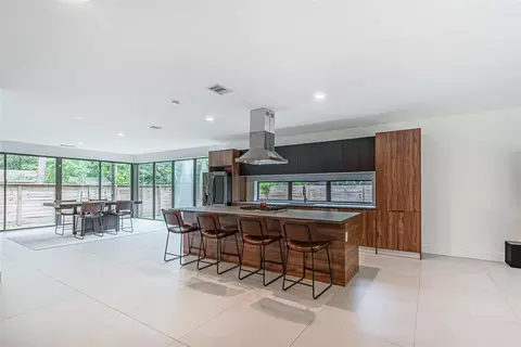 Kitchen - 1601 Beech Dr, Conroe, TX 77385 photo 5 of 7