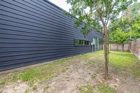 Exterior - 1601 Beech Dr, Conroe, TX 77385 photo 4 of 13