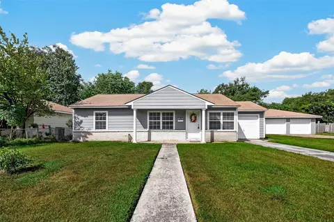 512 W Oak St, Highlands, TX 77562