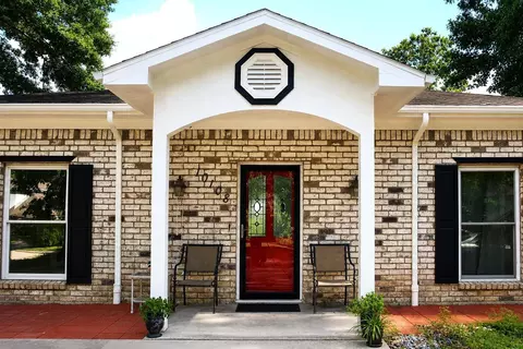 10108 Woodhollow Dr, Conroe, TX 77385