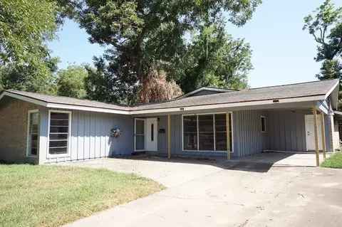 206 Carnation St, Lake Jackson, TX 77566