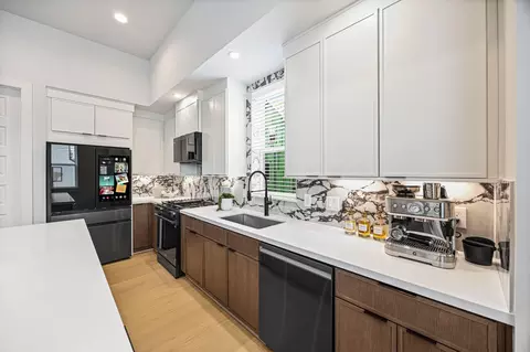 521 Hillwood Heights Dr, Houston, TX 77091