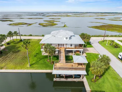 4301 Jolly Roger Rd, Jamaica Beach, TX 77554