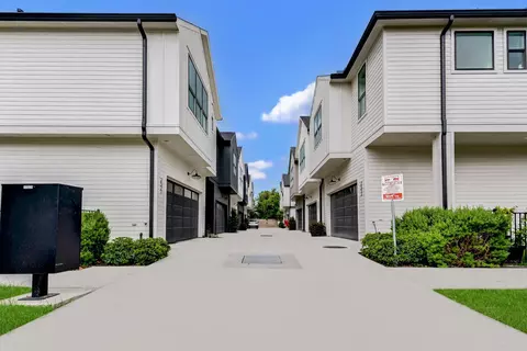 2705 Oakwood Crest Ln, Houston, TX 77018