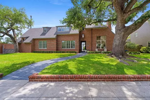 2105 Pelham Dr, Houston, TX 77019