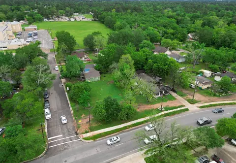 406 E Phillips St, Conroe, TX 77301 photo 1