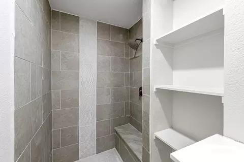 Bath - 1005 20th St, Hempstead, TX 77445 photo 3 of 4
