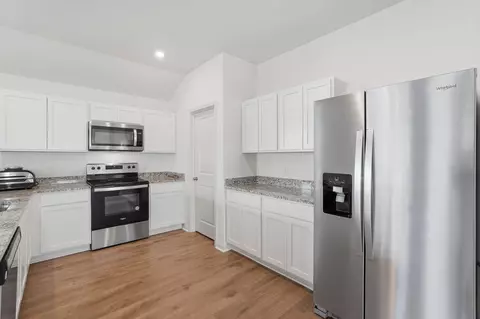 Kitchen - 6001 Toby Bnd, Bryan, TX 77807 photo 5 of 6
