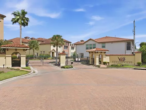 15 Laurelwood Dr, Houston, TX 77058