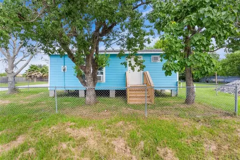 901 6th St, San Leon, TX 77539