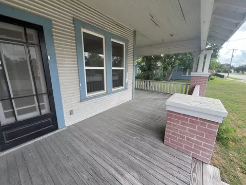 Exterior - 115 Summit St, Schulenburg, TX 78956 photo 2 of 5