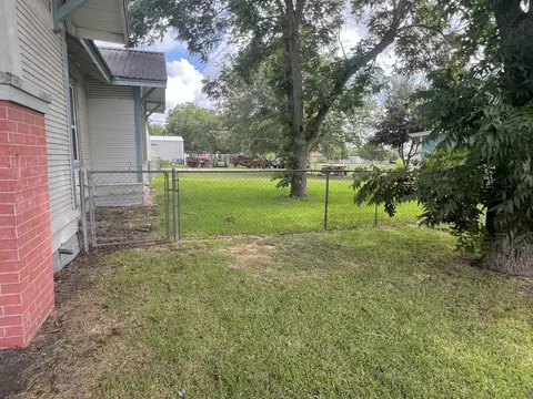 Exterior - 115 Summit St, Schulenburg, TX 78956 photo 4 of 5