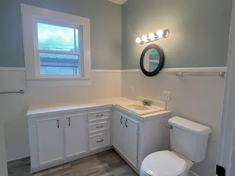 Bath - 115 Summit St, Schulenburg, TX 78956 photo 3 of 4