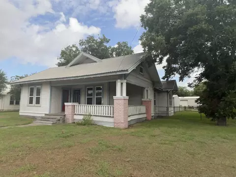 Exterior - 115 Summit St, Schulenburg, TX 78956 photo 1 of 5