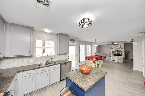 Kitchen - 515 Spindle Ridge Dr, Spring, TX 77386 photo 5 of 7