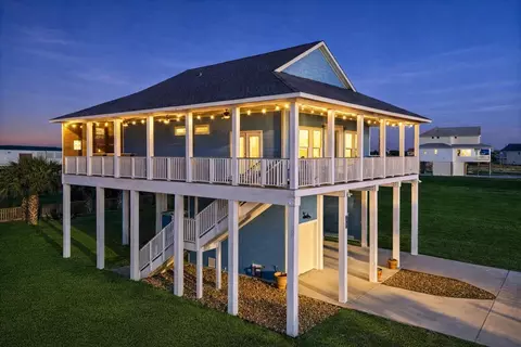 3931 Laguna Dr, Galveston, TX 77554