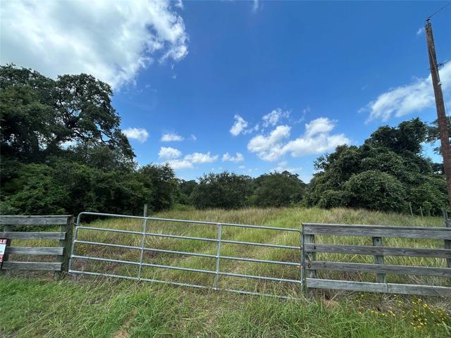 1098 Simmons Oakridge Dr, Columbus, TX 78934
