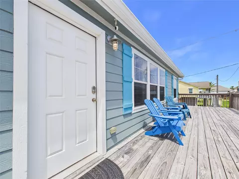 905 Meynig Dr, Crystal Beach, TX 77650