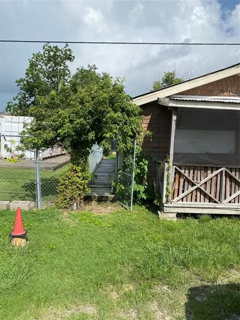 114 2nd St, San Leon, TX 77539