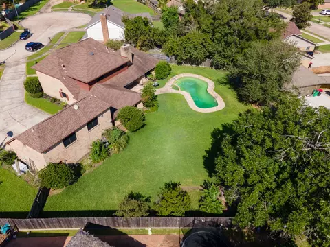 3 Thunderbird Cir, Baytown, TX 77521