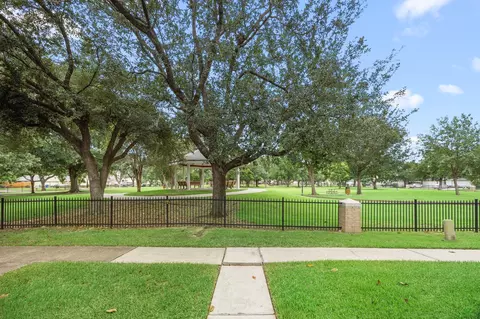 Exterior - 607 Travis St #5, Webster, TX 77598 photo 2 of 7