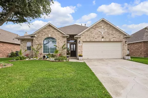 925 Autumn Brook St, Seabrook, TX 77586