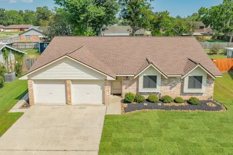 528 Daffodil St, Lake Jackson, TX 77566