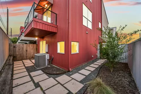 355 Sydnor St, Houston, TX 77020
