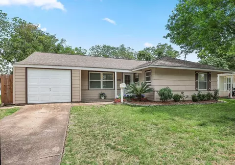 3805 Meadowlake Rd, Pasadena, TX 77503