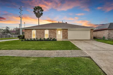 8422 Oakhaven Rd, La Porte, TX 77571