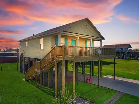 905 Sage Rd, Crystal Beach, TX 77650